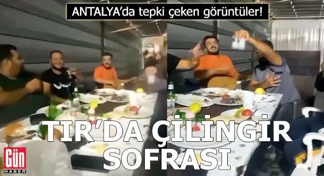 Hareket halindeki TIR'ın dorsesine masa kurup içki içtiler