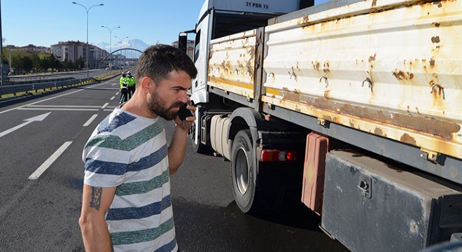 Hareket halindeki TIR'ın lastiği alev aldı