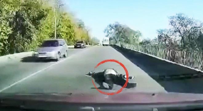 Hareket halindeki ambulanstan yola düştü