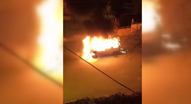 Hareket halindeki hafif ticari araç alev alev yandı