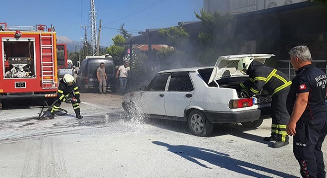 Hareket halindeki otomobil yandı