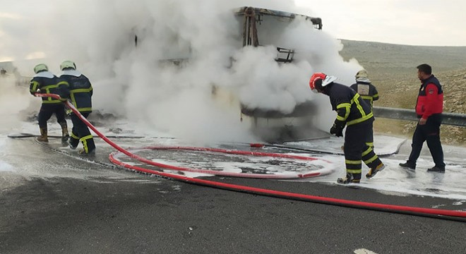 Hareket halindeyken alev alan yolcu otobüsü yandı