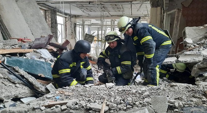 Harkiv’de çöken binada kurtarma çalışmaları sürüyor