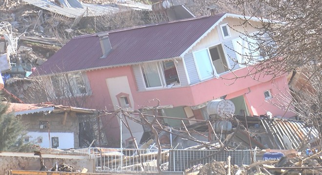 Harmanlı'da depremle gelen hasar