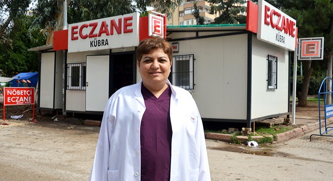 Hasar gören binadaki eczanesini konteynere taşıdı