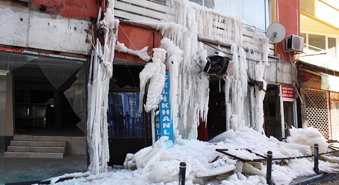 Hasarlı binada su borusu patladı, buz sarkıtları oluştu