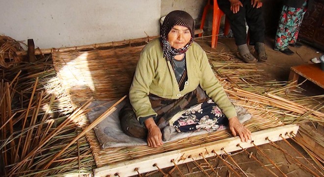 Hasır dokuma sanatını yaşatmaya çalışıyor