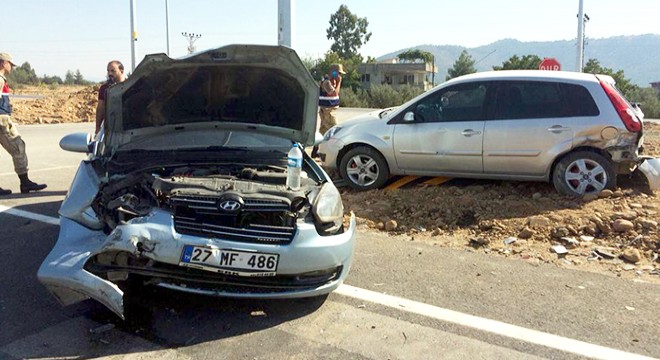 Hassa'da iki otomobil çarpıştı: 6 yaralı