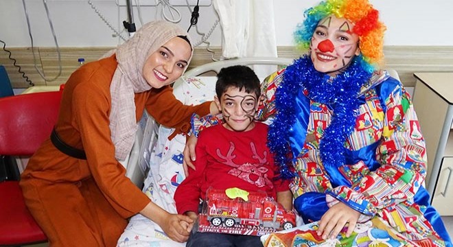 Hasta çocukları hediyelerle ziyaret ettiler