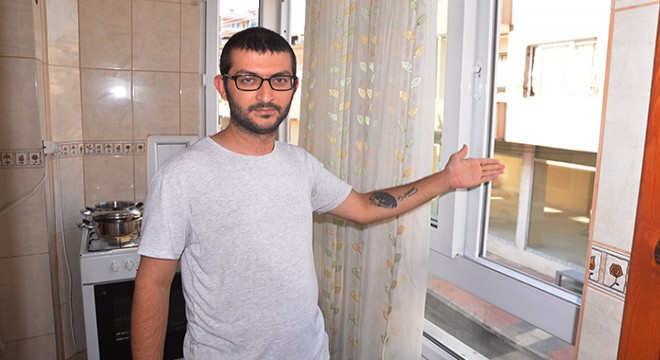 Hasta dedesinin yanı başında uyurken cep telefonu çalındı