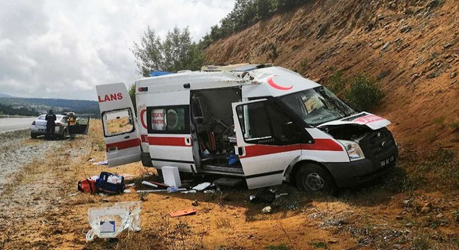 Hasta taşıyan ambulans takla attı: 4 yaralı