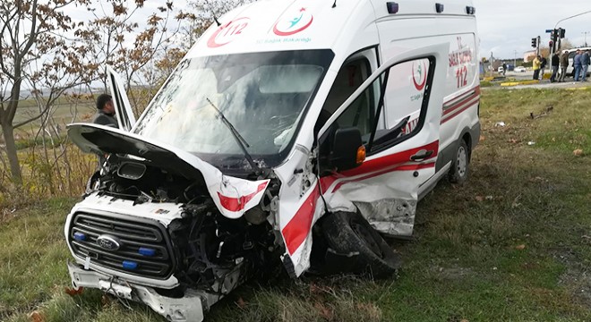 Hasta taşıyan ambulansla otomobil çarpıştı