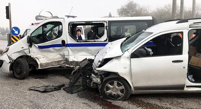 Hasta taşıyan minibüse araç çarptı: 8 yaralı