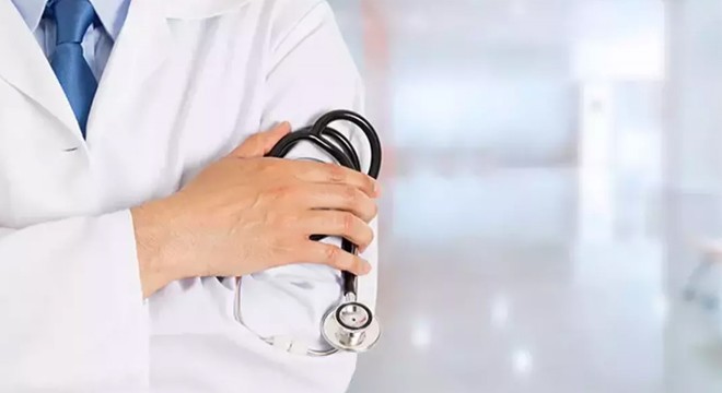 Hastalarından bıçak parası isteyen doktor tutuklandı