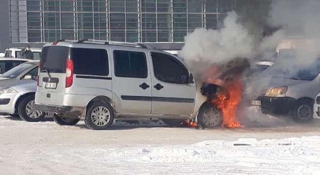 Hastane otoparkında hafif ticari araç, alev aldı
