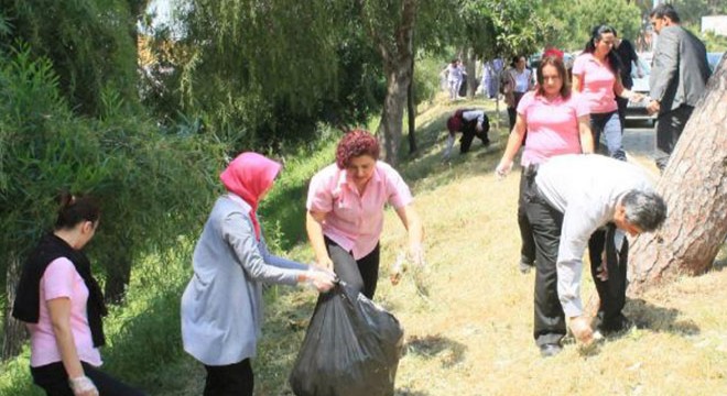 Hastane bahçesinde boş içki şişeleri toplandı