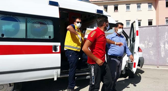 Hastanede ameliyat olan genç ambulansla sınava götürüldü