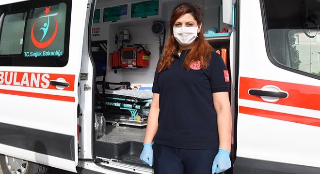 Hastaneye götürülürken, ambulansta doğum yaptı