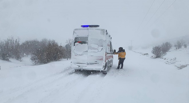 Hastaneye yetiştirilemeyince ambulansta doğum yaptı