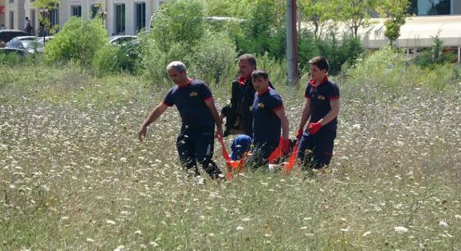 Hastaneye kestirmeden gitmek isterken çukura düştü