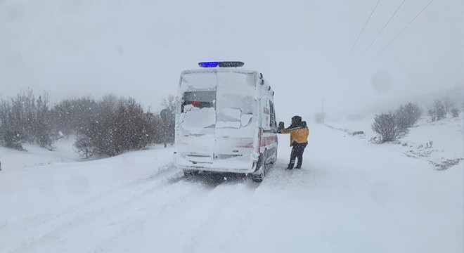 Hastaneye yetiştirilemeyince ambulansta doğum yaptı