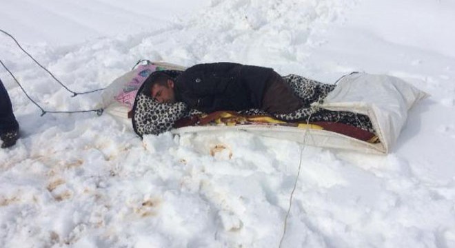 Hastayı  kar üzerinde çekerek ambulansa ulaştırdılar