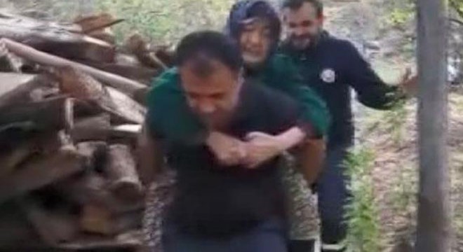 Hastayı sırtında 300 metre taşıdı