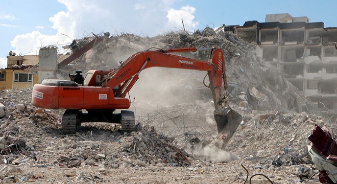 Hatay'da enkaz kalkıyor