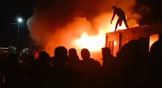 Hatay'da konteyner kentte korkutan yangın