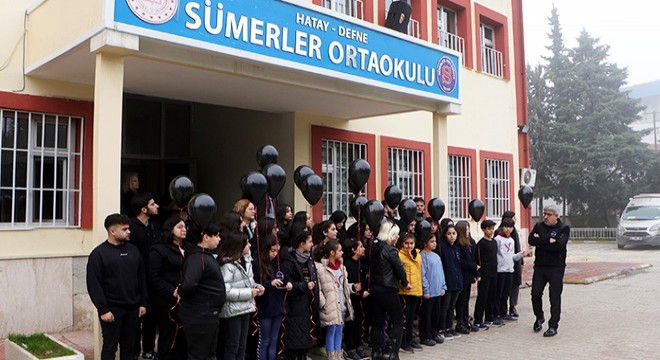 Hatay'da öğrenciler, kaybettikleri arkadaşlarını andı