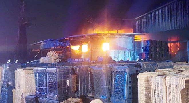 Hatay'da plastik fabrikasında yangın