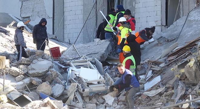 Hatay'da yıkılan hastane ek binasında umutlu bekleyiş