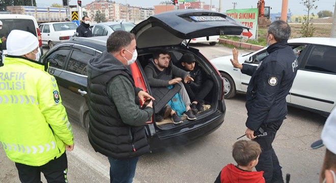 Hatay da 5 kişilik araçtan 12 kaçak göçmen çıktı