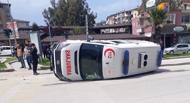 Hatay da ambulans devrildi: 3 yaralı