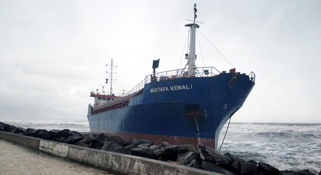 Hatay da gemi karaya oturdu