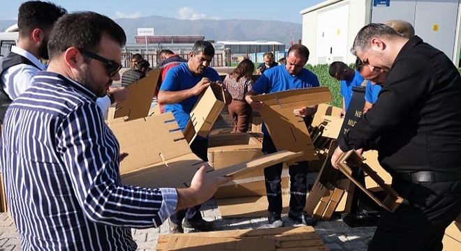 Hatay daki öğrencilere mukavvadan sıra ve sandalye hediye edildi