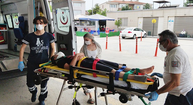 Hava almak için çıktığı balkondan düşüp, yaralandı