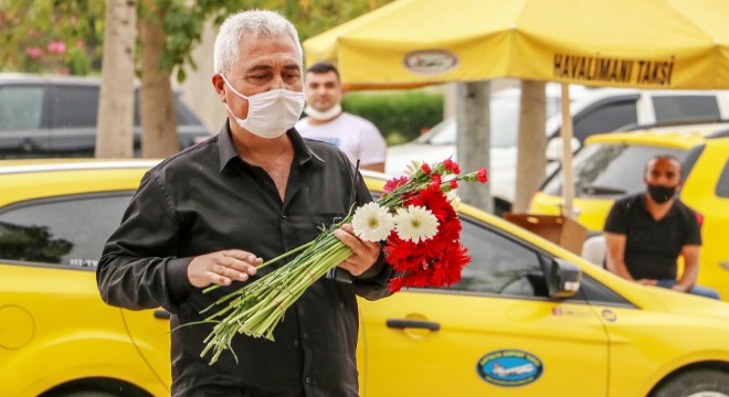 Hava yolu ile gelen ilk yolculara taksicilerden çiçekli karşılama
