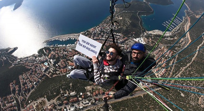 Havada ve su altında uyuşturucuya farkındalık için pankart açtılar