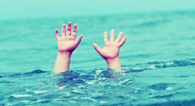 Havuza düşüp, boğulma tehlikesi geçiren İrfan kurtarılamadı