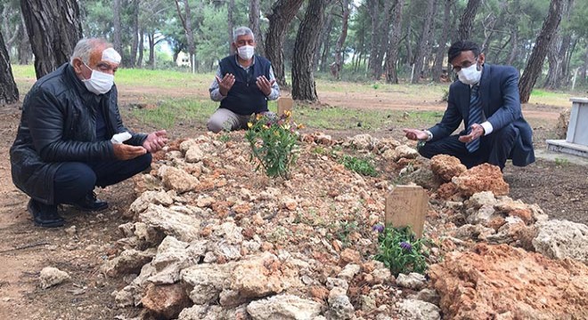 Hayata bağladığı hastaları, Tuncer hocayı mezarı başında andı