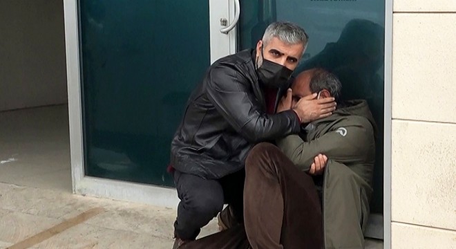 Hayatını kaybeden kardeşinin cenazesini alırken yere yığıldı