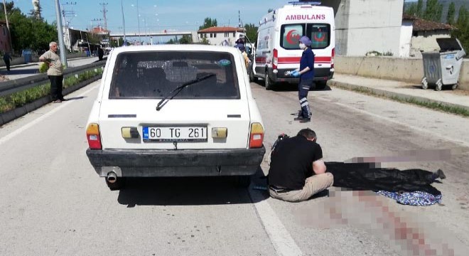 Hayatını kaybeden oğlunun başında gözyaşı döktü