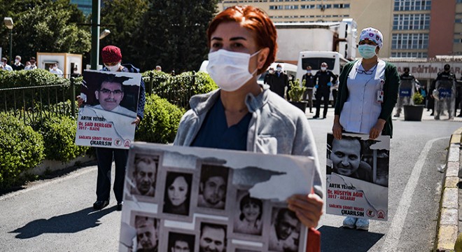 Hayatını kaybeden sağlık çalışanları saygı duruşuyla anıldı