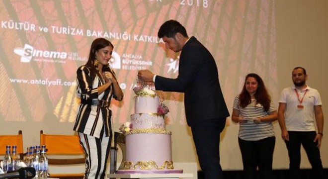 Hazal Kaya'yı Antalya'da ağlatan kutlama