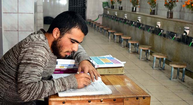 Hem tuvalet temizliyor hem de üniversite için çalışıyor