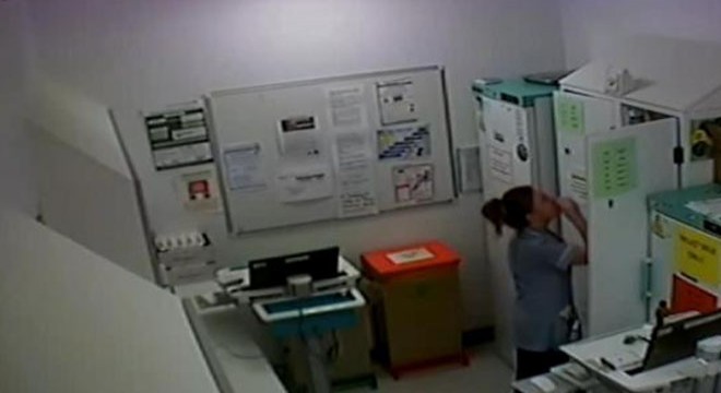 Hemşire, hastalara verilen ilaçları kendi içerken yakalandı