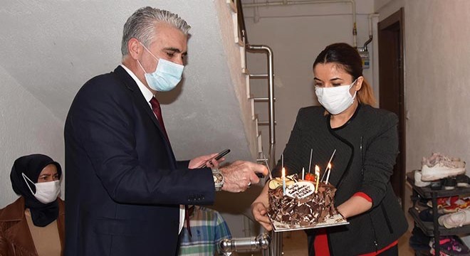 Hemşire ve polis çiftin oğluna doğum günü sürprizi