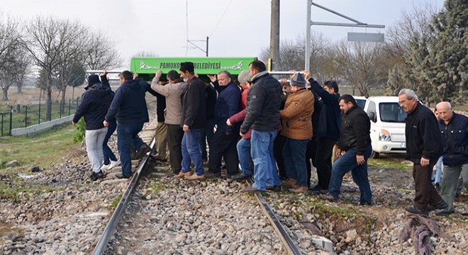 Hemzemin geçit için 'tabutlu' eylem