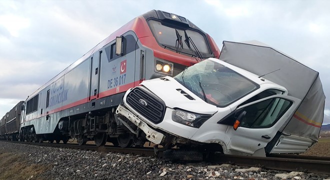 Hemzemin geçite bariyeri kırarak giren kamyonete tren çarptı